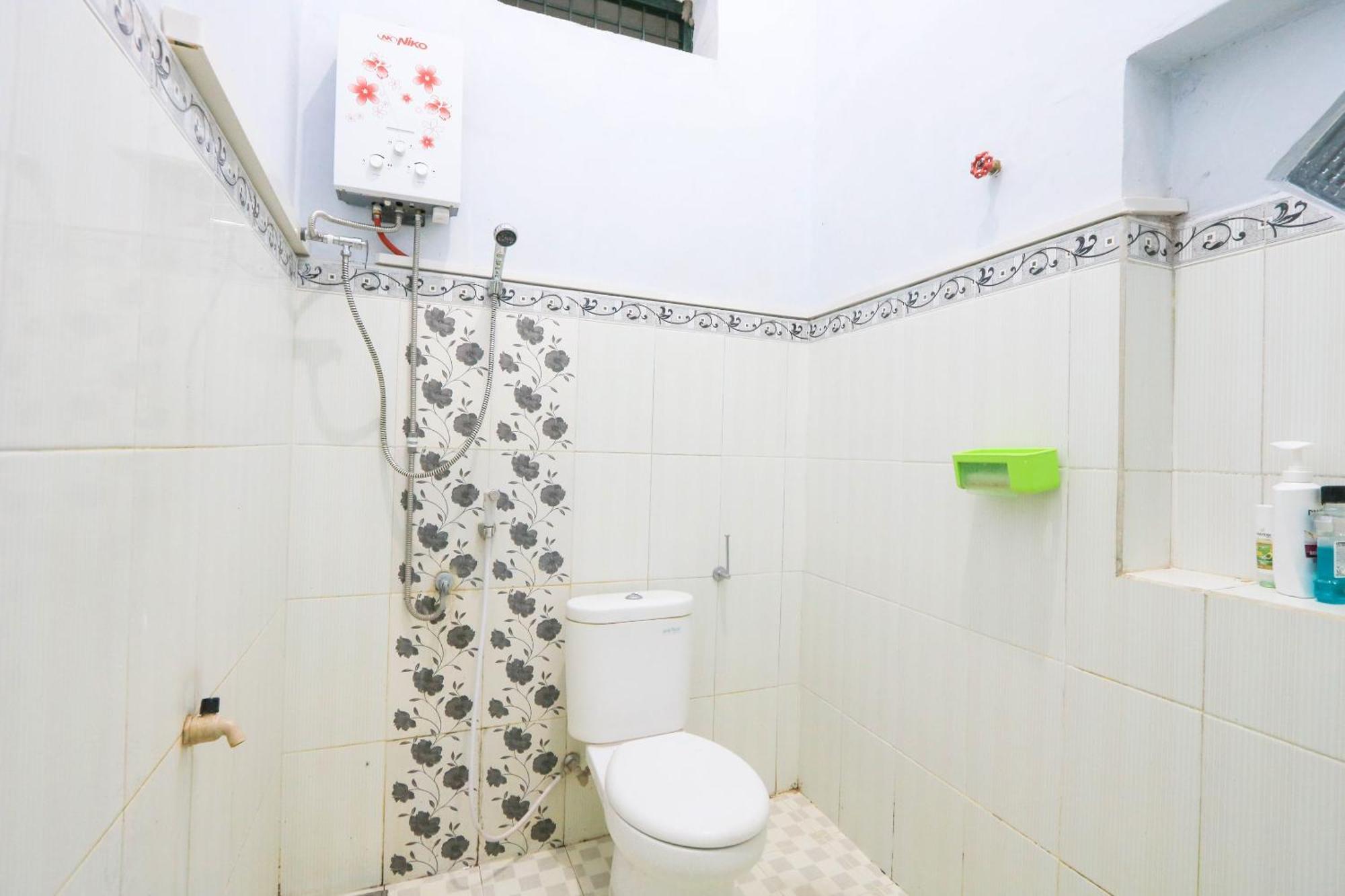 Oyo 2440 Wallet Family Residence Syariah Lumajang Extérieur photo