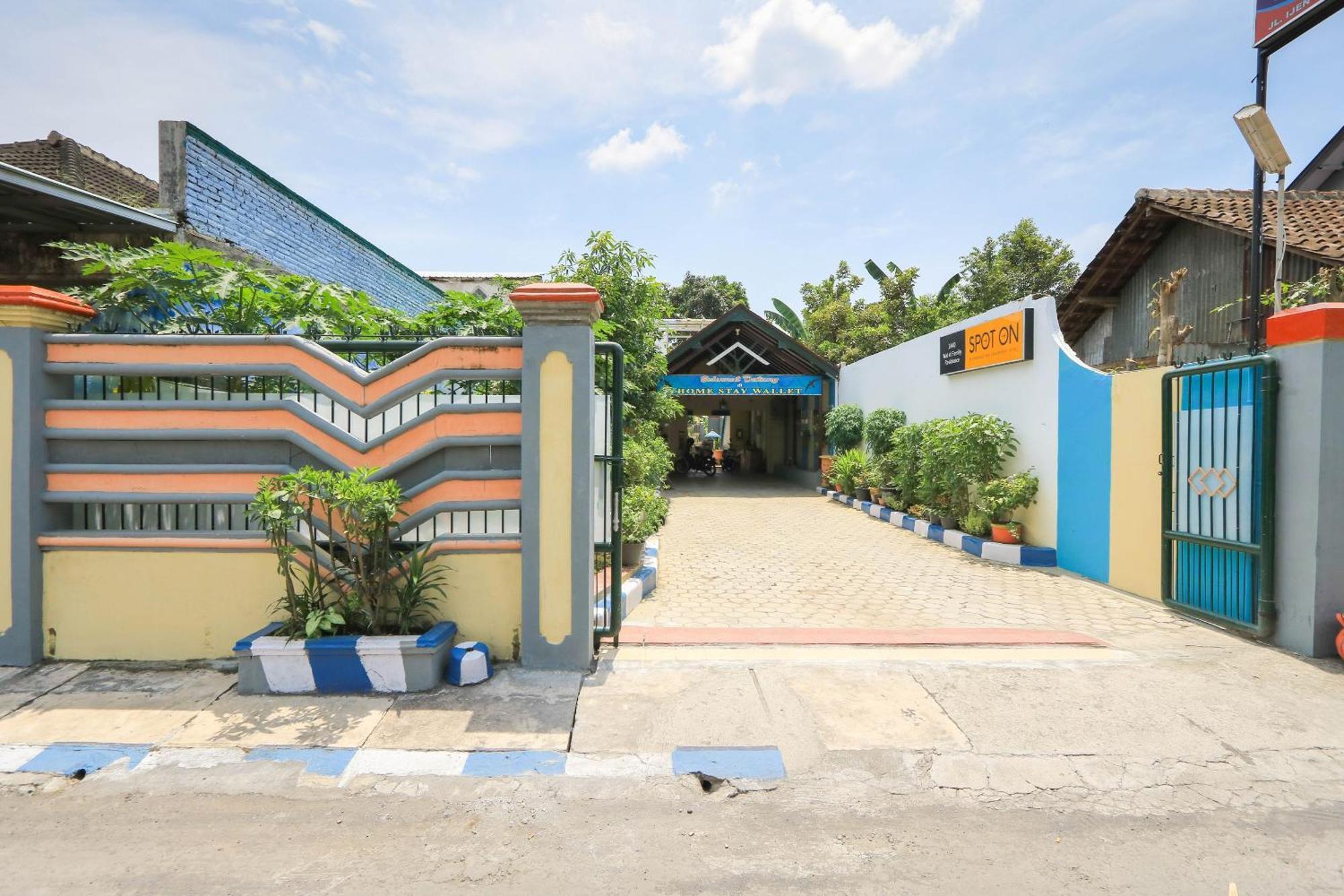 Oyo 2440 Wallet Family Residence Syariah Lumajang Extérieur photo