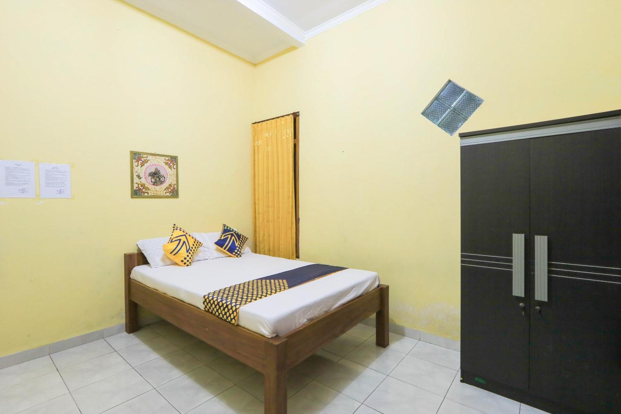 Oyo 2440 Wallet Family Residence Syariah Lumajang Extérieur photo