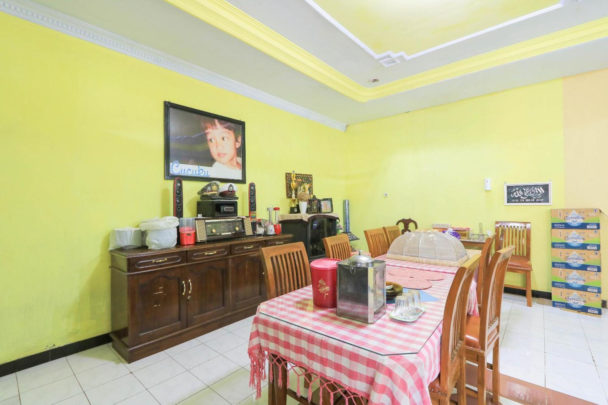 Oyo 2440 Wallet Family Residence Syariah Lumajang Extérieur photo