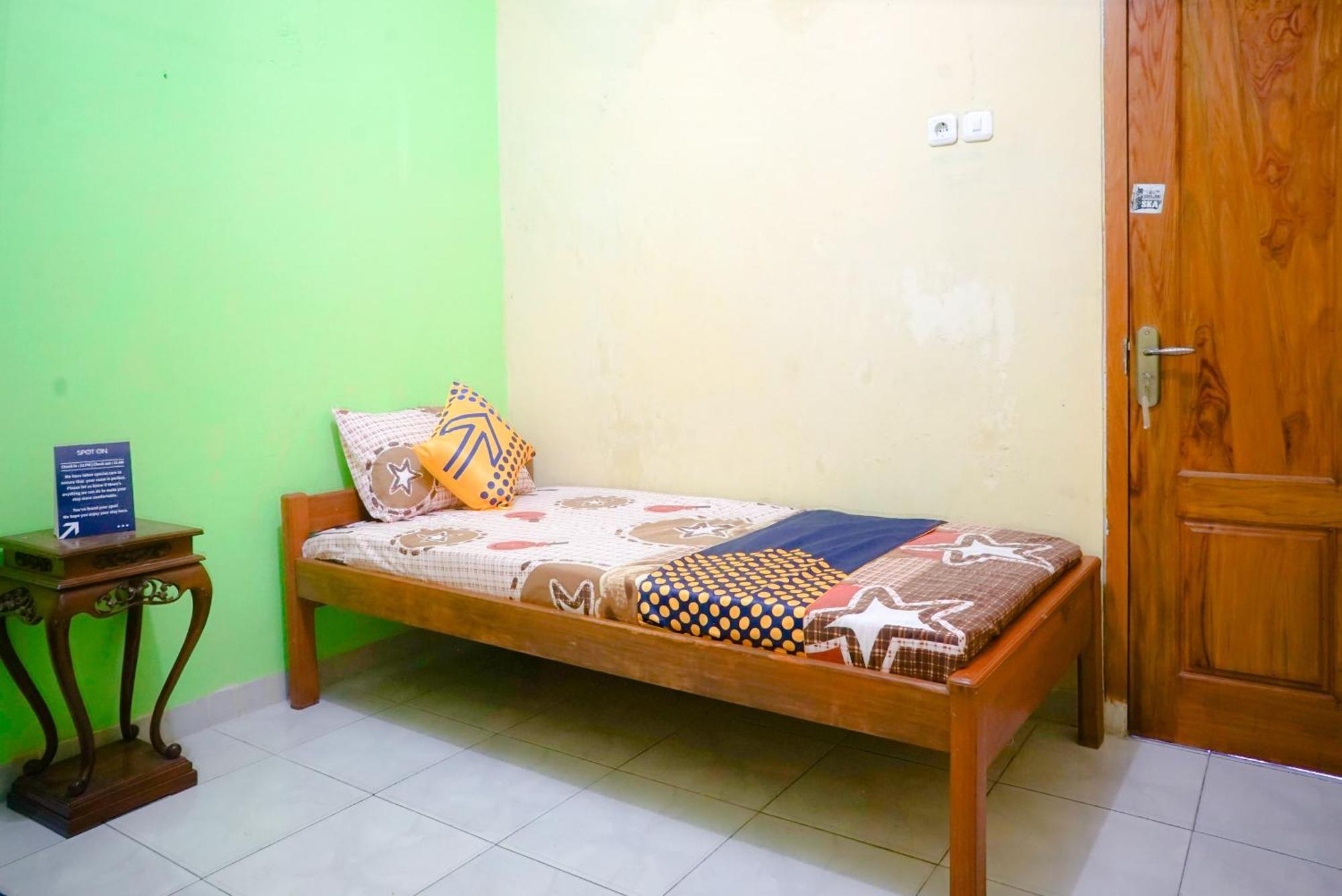 Oyo 2440 Wallet Family Residence Syariah Lumajang Extérieur photo
