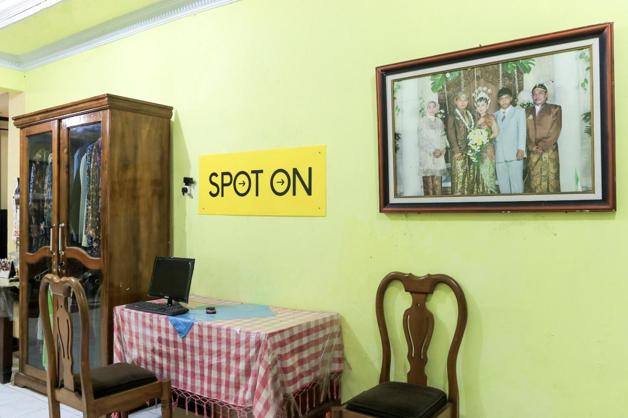 Oyo 2440 Wallet Family Residence Syariah Lumajang Extérieur photo