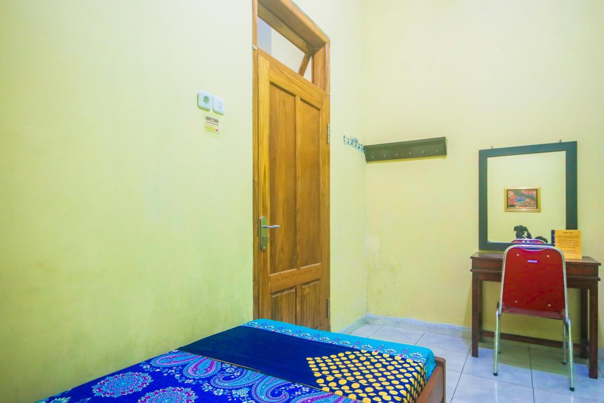 Oyo 2440 Wallet Family Residence Syariah Lumajang Extérieur photo